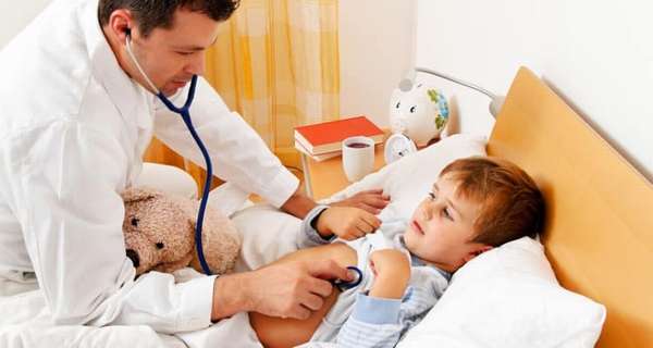 Если у ребенка кашель и температура, стоит показать его врачу, чтобы он прослушал легкие.