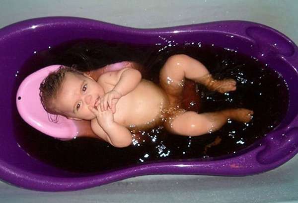 В некоторых случаях деткам показано купание в хвойно-солевых ваннах.