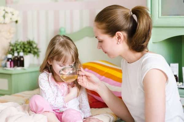 Поскольку организм при рвоте быстро обезвоживается, важно давать ребенку хоть немного попить.