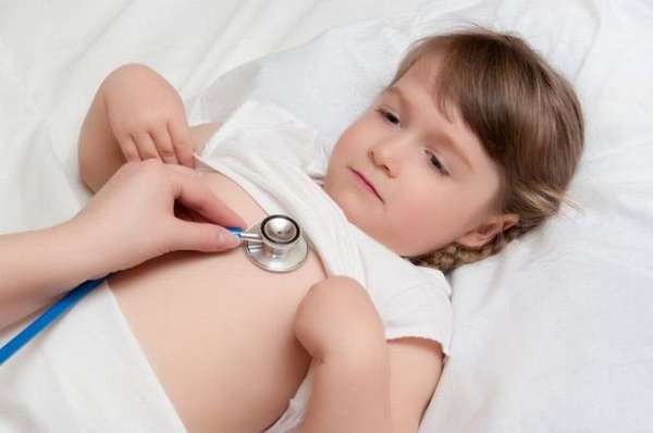 Очень важно при кашле у детей, чтобы их послушал врач и смог исключить воспаление легких.