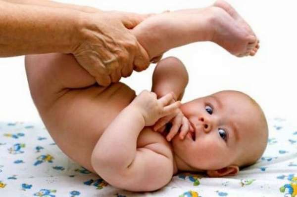 Нередко назначают и массаж при дисплазии тазобедренных суставов у новорожденных.