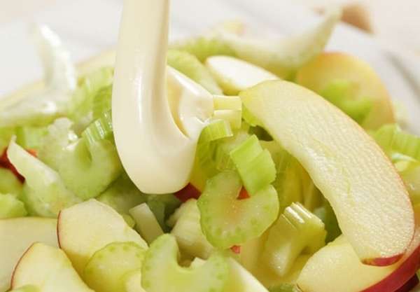 С бананом можно приготовить салатик на основе сельдерея и яблока.