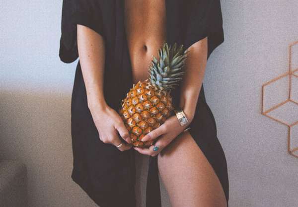 Девушка и ананас