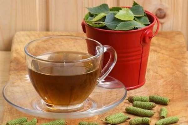 В профилактических целях можно употреблять чай из березовых почек.