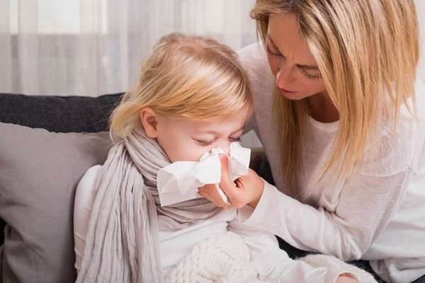Если малышей чаще всего при пневмонии госпитализируют, то деток постарше врачи могут разрешить лечить дома.