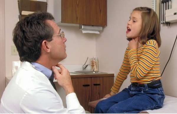 Если лающий сухой кашель у ребенка без температуры может говорить даже о том, что малыш подавился, то с температурой этот симптом явно требует консультации врача.