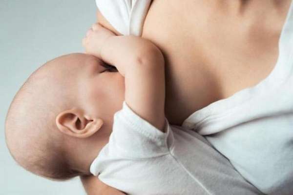 Для деток до года важно как можно дольше сохранять грудное вскармливание.