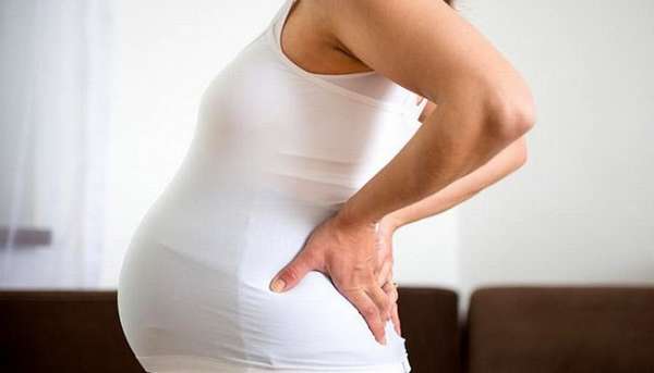 есть немало положительных отзывов о том, что йога для беременных помогает избавить, например, от боли в спине.