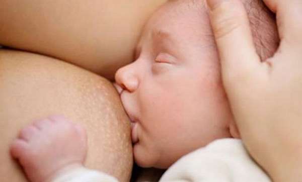 Чтобы предотвратить частое срыгивание у новорожденных, важно проследить за тем, чтобы при кормлении малыш правильно захватывал грудь.