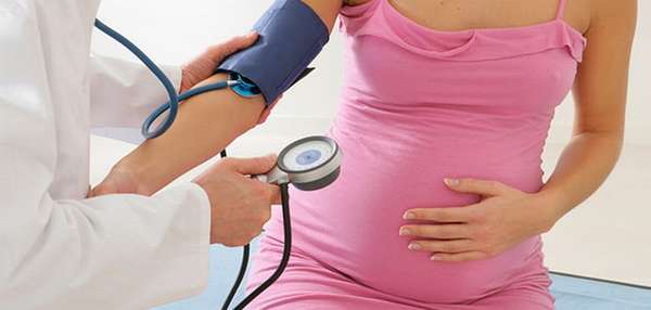 Поздние гестозы беременных часто сопровождаются скачками давления, головокружением.