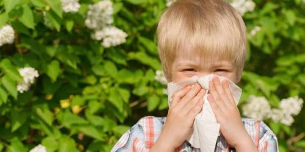 Детям препарат могут назначить при аллергическом рините, кашле, высыпаниях.