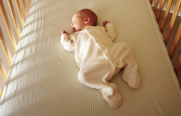 Если малыш спит с широко разведенными ножками, это уже профилактика дисплазии.