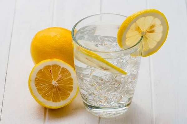Вода с лимоном это хороший способ, как можно бороться с токсикозом при беременности.