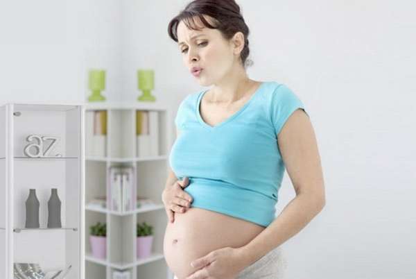 Розовые выделения во время беременности на поздних сроках обычно свидетельствуют об отхождении пробки.