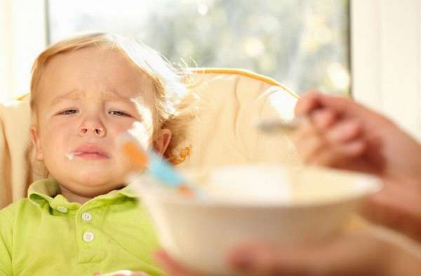 Не надо заставлять детей кушать, поскольку это может вызывать рвоту на психологическом уровне.