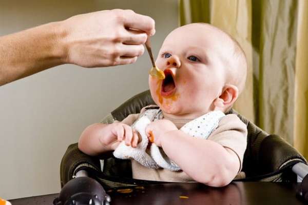 Режим питания ребенка в 9 месяцев должен состоять из пяти приемов пищи.