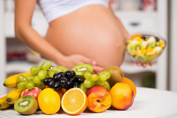 Беременная женщина должна ввести в свой рацион больше фруктов, овощей и ягод.