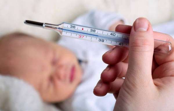 После вакцинации у малыша может подняться температура.