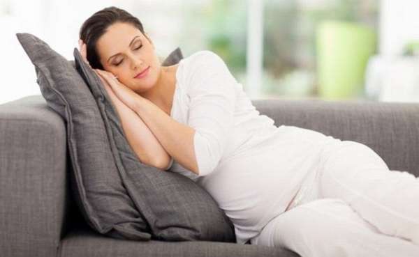 Если на 27 неделе беременности время от времени каменеет живот, это могут быть тренировочные схватки.