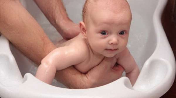 Узнайте как правильно подмывать новорожденную девочку под краном