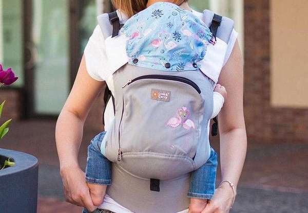 Ношение ребенка в слингах и рюкзаках тоже будет хорошей профилактикой.