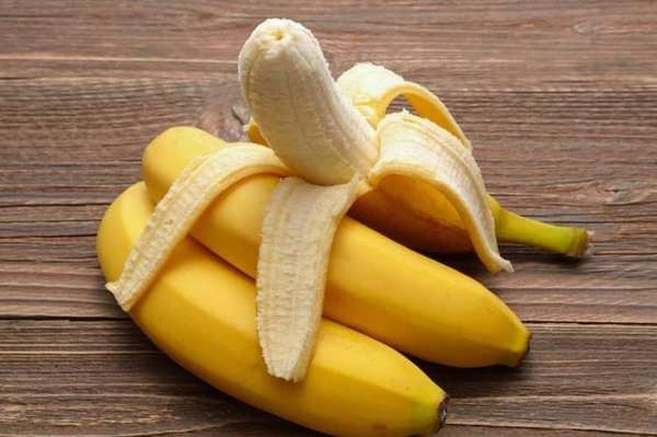Посмотрите, по какой схеме в свой рацион можно вводить бананы при кормлении грудью.