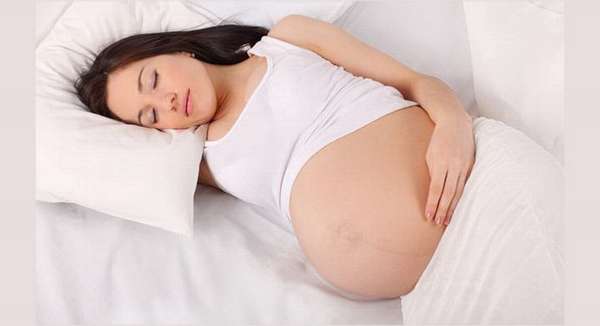 В статье вы узнаете можно ли беременным лежать на спине на поздних сроках беременности