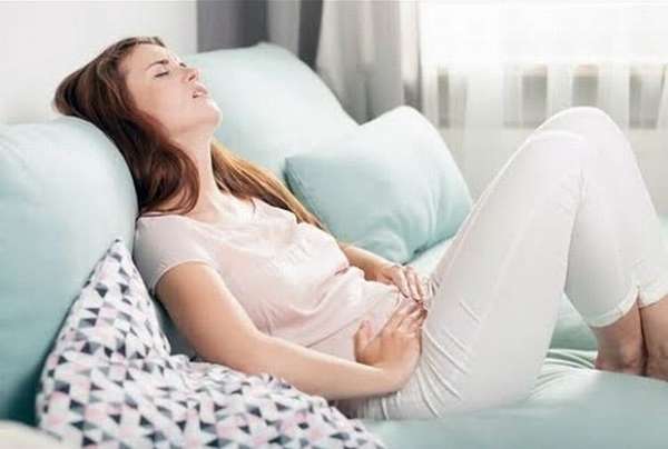 Отслойка при беременности на ранних сроках обычно сопровождается болями внизу живота и кровянистыми выделениями.