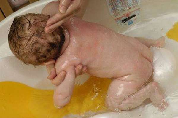 Узнайте, при какой температуре купать новорожденного ребенка.