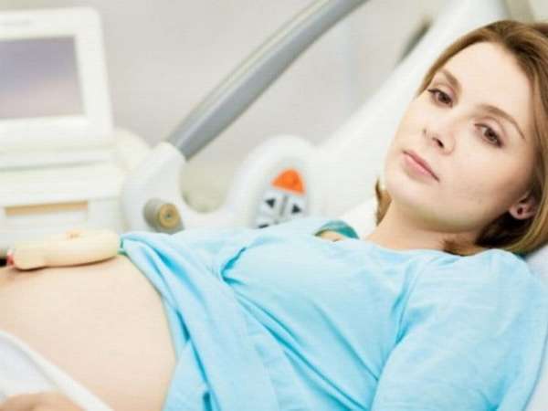 При такой патологии родов их либо стимулируют, либо наоборот приостанавливают в зависимости от срока беременности.