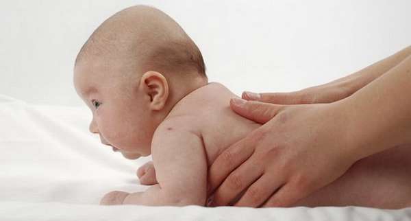 В нашем материале вы узнаете во сколько начинают держать головку новорожденные