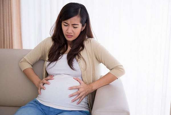 Следы белка в моче при беременности должны насторожить врача и стать причиной для сдачи повторного анализа.