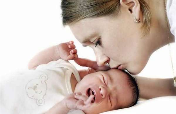 Чаще всего то, что новорожденный хрюкает носом, но соплей нет, связано с физиологией малыша и является нормой.
