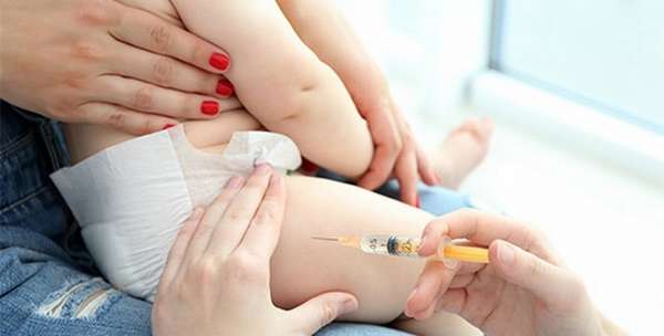 маленьким детям прививку делают в бедро, старшим вакцину можно ввести в плечо.
