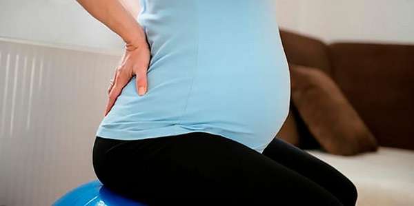 В некоторых случаях при боли в спине при беременности назначают мазь.