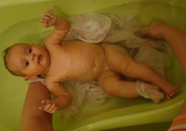 купание в череде помогает успокоить кожу ребенка, улучшает ее состояние.