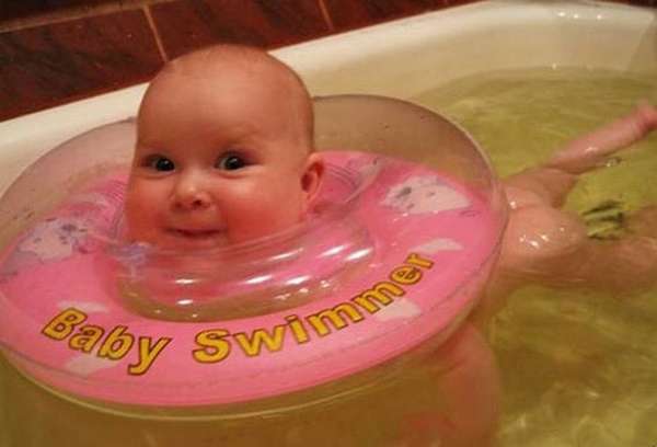 Многим деткам нравится плавать в ванне со специальным кругом.