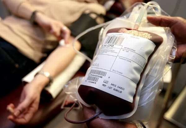 переливать кровь