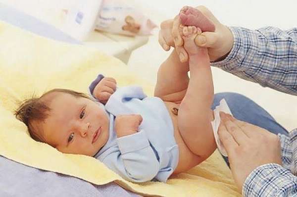 Как организовать уход за кожей новорожденного ребенка