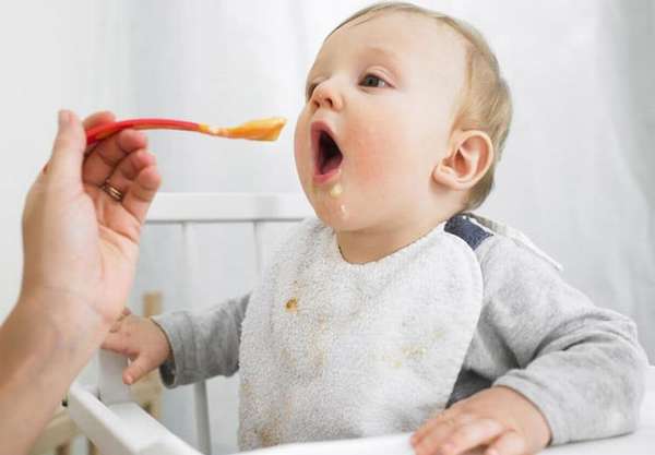 Очень важно наладить правильно и весьма калорийное питание такого ребенка.