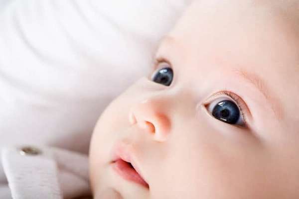 Какого цвета глаза у новорожденных