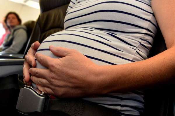 Перелет беременных в самолете должен быть максимально комфортным.