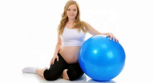 Гимнастику для беременных на 3 триместр в домашних условиях можно делать с фитболом.