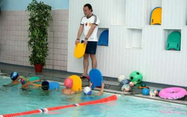 научить ребенка плавать в бассейне