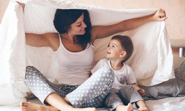 С детками постарше можно спокойно поговорить и даже посекретничать перед сном.