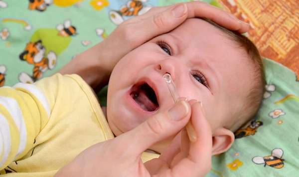 Посмотрите, как закапывать капли в нос ребенку.