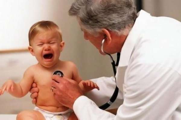 Перед вакцинацией педиатр должен внимательно осмотреть малыша.
