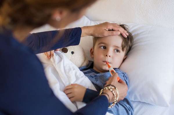 Среди признаков пневмонии у ребенка моет наблюдаться высокая температура, которая не проходит даже на 3-41 день заболевания.