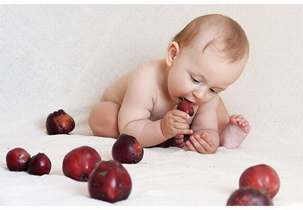 Малыш кушает яблоко