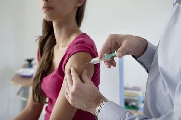 А есть вакцина для профилактики гриппа, которая вводится, как и другие прививки, внутримышечно.